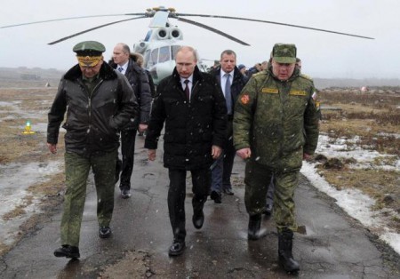 El presidente de Rusia, Vladimir Putin, en compañía de militares rusos